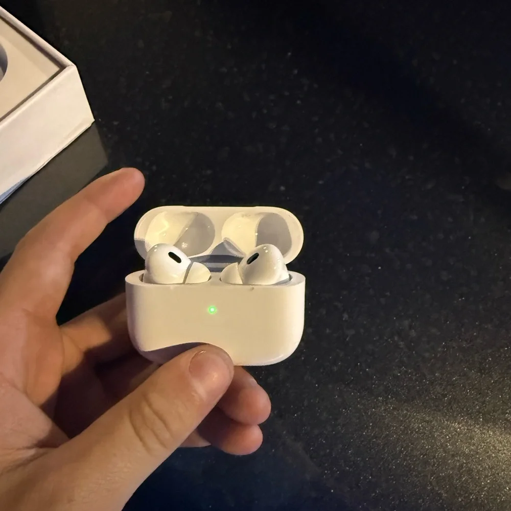 Apple AirPods with White Charging Case - Picture 4 of 4